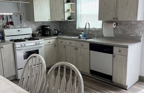 Grant - Glenn House | Ideal Haven- Perfect Convenient 2-bedroom house with Hot tub & pet friendly