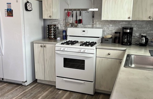 Grant - Glenn House | Ideal Haven- Perfect Convenient 2-bedroom house with Hot tub & pet friendly