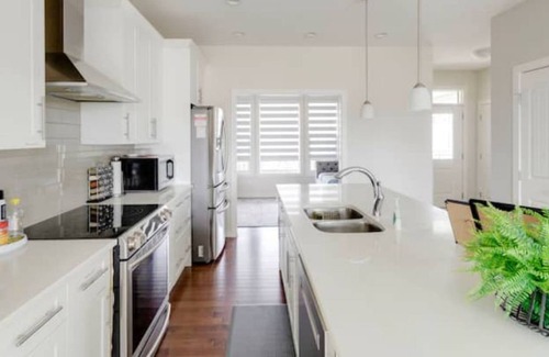 Cochrane House | Ideal Large Home 30 mins to the Rocky Mountains and 30 mins to Calgary!!