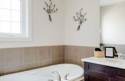 Cochrane House | Ideal Large Home 30 mins to the Rocky Mountains and 30 mins to Calgary!!