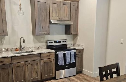 Gardiner House | Ideal Location! Heated Pool, Free Parking, Close to Gardiner Downtown!