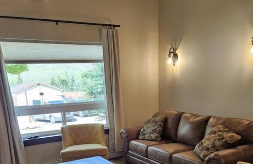 Gardiner House | Ideal Location! Heated Pool, Free Parking, Close to Gardiner Downtown!