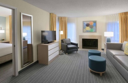 Houston House | Ideal Location! Near NASA Johnson Space Center, Outdoor Pool, FREE Parking!