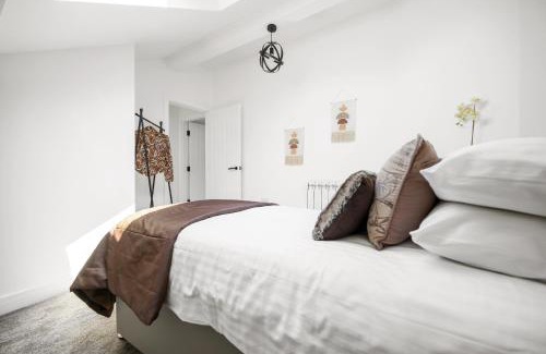 Trafford Apartment | Ideal Lodgings In Urmston