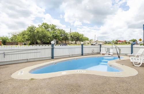 Three Rivers House | Ideal Mix of Comfort and Value! Near Dairy Queen Three Rivers! Pets are Allowed!