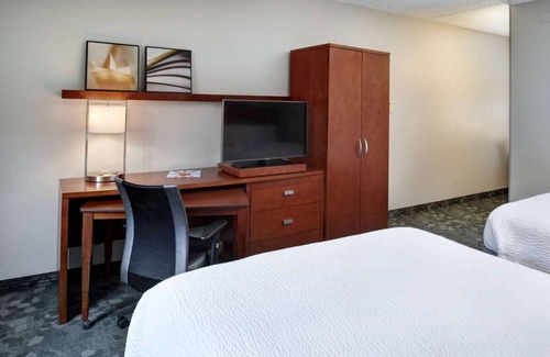 Brookfield Hotel | Ideal Mix of Comfort and Value! Pets are Welcome, Indoor Swimming Pool!