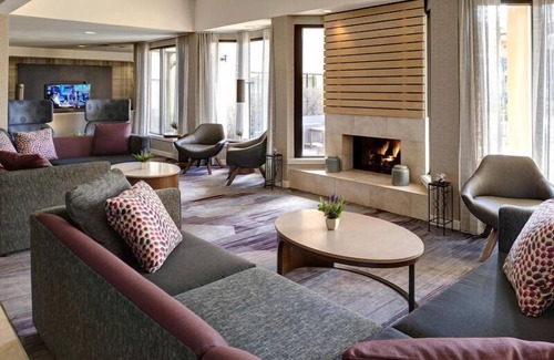 Brookfield Hotel | Ideal Mix of Comfort and Value! Pets are Welcome, Indoor Swimming Pool!