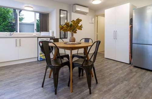 Burnside House | Ideal Studio Getaway – Close to the Airport