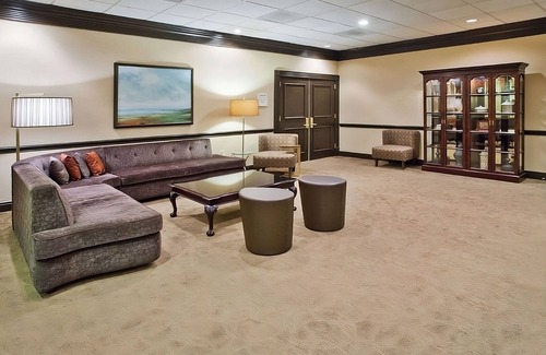 Eagan Park Hotel | Ideal Weekend Escape: Pool, Parking and Tasty Dining Just Steps Away