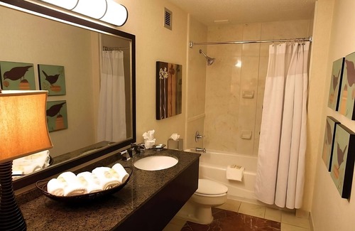 Eagan Park Hotel | Ideal Weekend Escape: Pool, Parking and Tasty Dining Just Steps Away