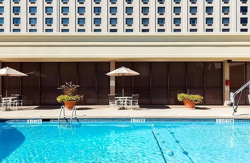 Eagan Park Hotel | Ideal Weekend Escape: Pool, Parking and Tasty Dining Just Steps Away
