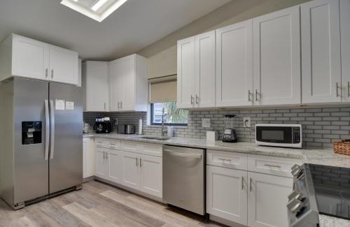 Palm Harbor Apartment | Ideally Located Palm Harbor Condo Walk Downtown!