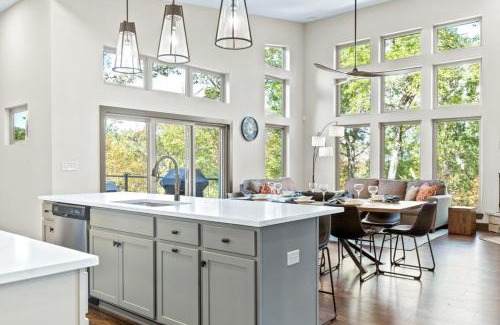 Innsbrook House | Idlewood Treehouse with Hot tub