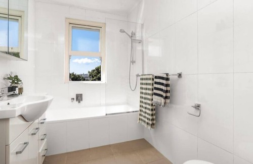 Rose Bay Apartment | Idyllic 2-Bed Retreat: Chic & cozy close to Bondi Beach