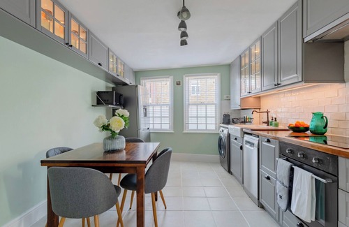 Sands End Apartment | Idyllic 2BD Retreat by the River Thames, Fulham