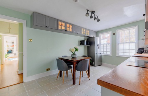 Sands End Apartment | Idyllic 2BD Retreat by the River Thames, Fulham