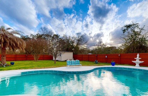 North Northwest Pensacola House | Idyllic Dog-Friendly Retreat w/ a Pool & Firepit