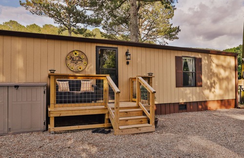 Dalton House | Idyllic, mins to I-75 & Dalton NEW to VRBO, 5 star reviews, trails nearby