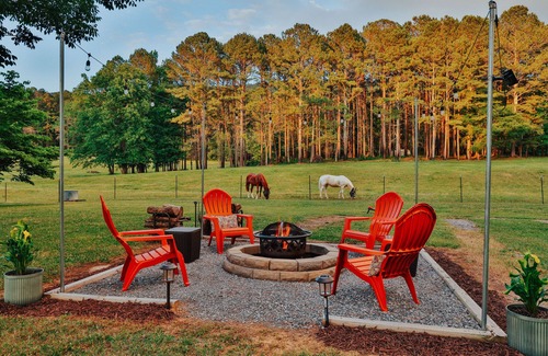 Dalton House | Idyllic, mins to I-75 & Dalton NEW to VRBO, 5 star reviews, trails nearby