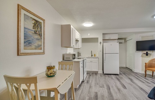 Pass-a-Grille Historic District Apartment | Idyllic Pass-A-Grille Studio - Walk to the Beach!
