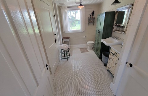 Dade City Other | Idyllic Storybook Farmhouse, Private Lake & Dock!
