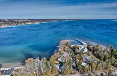 Suttons Bay House | Idyllic Suttons Bay Home with 500 of Waterfront