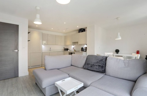London Borough of Hounslow Apartment | Idyllic Thames riverside 1 bed apartment. SWLondon