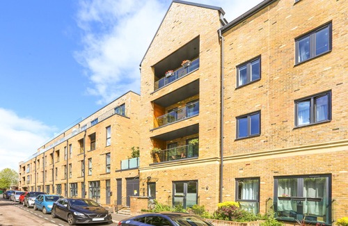 London Borough of Hounslow Apartment | Idyllic Thames riverside 1 bed apartment. SWLondon