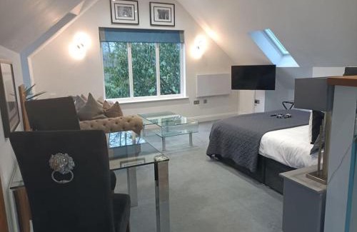 Blaisdon Apartment | Idyllic with Stream - Hot Tub - Pet ok- Walk 2 Pub