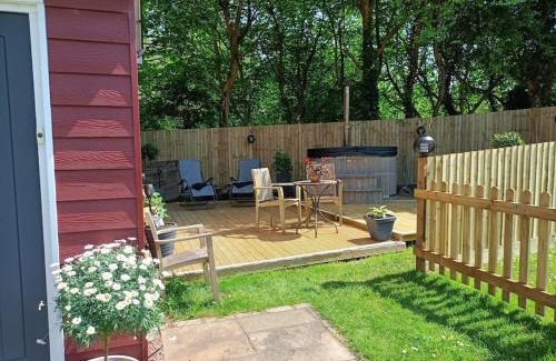 Blaisdon Apartment | Idyllic with Stream - Hot Tub - Pet ok- Walk 2 Pub