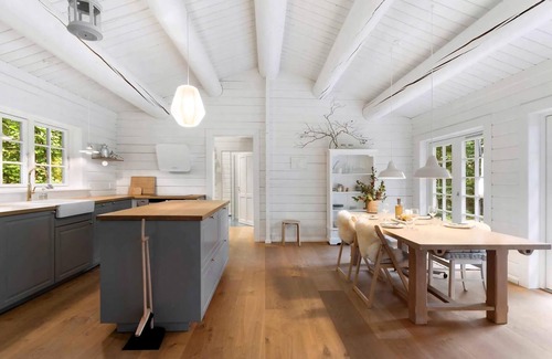 Hoensinge House | Idyllic wooden lumber house 300m from water