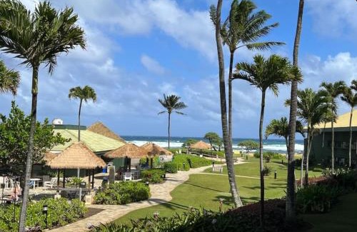 Hanamaulu Apartment | Idyllic Yet Simple Oceanfront Resort Stay