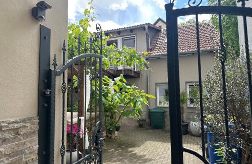 Jena Apartment | Idyllisches Haus Ferienwohnung in Jena direkt an der Saale