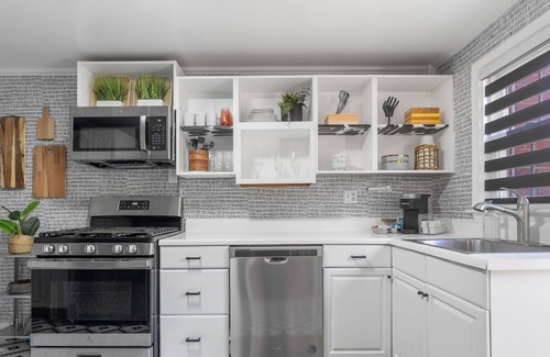 Towson House | IG Worthy Townhouse w/ Parking Minutes From Colleges and Shopping