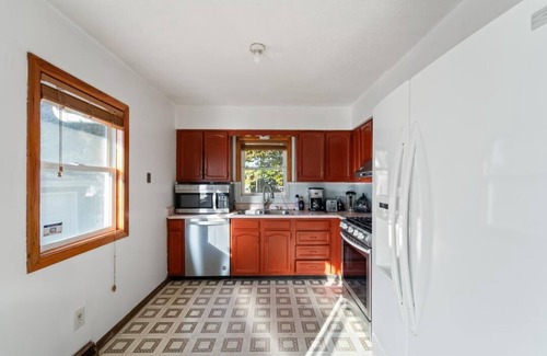 Des Moines House | Ignatius’ House Come in & relax in Des Moines in a home with AC, WiFi, heater,