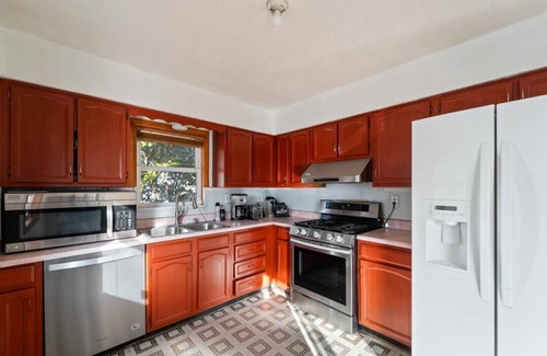 Des Moines House | Ignatius’ House Come in & relax in Des Moines in a home with AC, WiFi, heater,