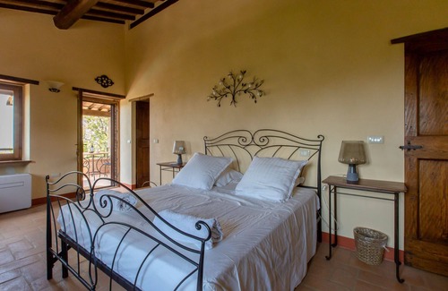 Po' Bandino Other | Il Giardino will make you fall in love with its enchanting view of the Umbrian countryside and Lake