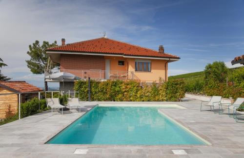 Castiglione Tinella House | IL VOLO, piscina e wellness