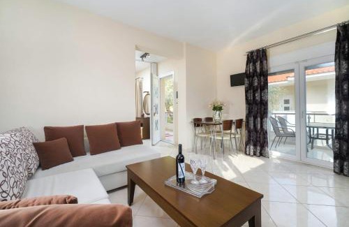 Chrisi Ammoudia Apartment | Ilias Apartments