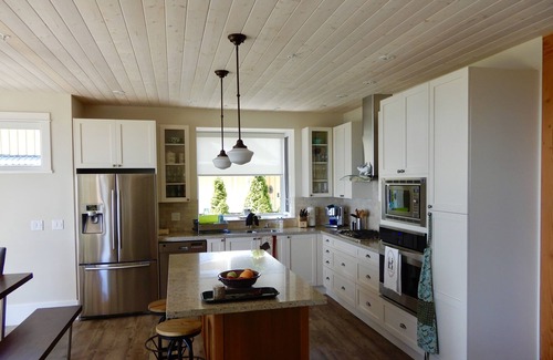 Gibsons House | Illahee - Beautiful ocean front cottage