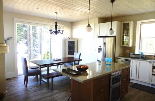 Gibsons House | Illahee - Beautiful ocean front cottage