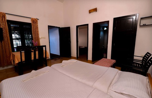 Kumarakom Hotel | Illikkalam Lakeside Cottages
