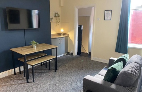 Westoe Apartment | Imeary -3 Bdrm Sleeps 5 Contractor Accommodation