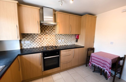 North Richmond Apartment | Immaculate 2-Bed Apartment in Isleworth by river