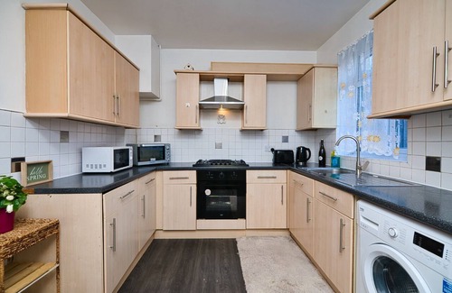 Whalebone House | IMMACULATE 3 BED HOUSE WITH EN-SUITE. JUST REFURBISHED