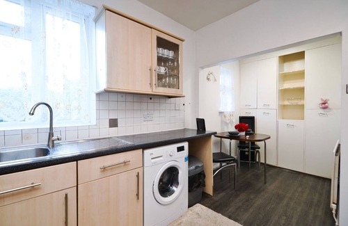 Whalebone House | IMMACULATE 3 BED HOUSE WITH EN-SUITE. JUST REFURBISHED