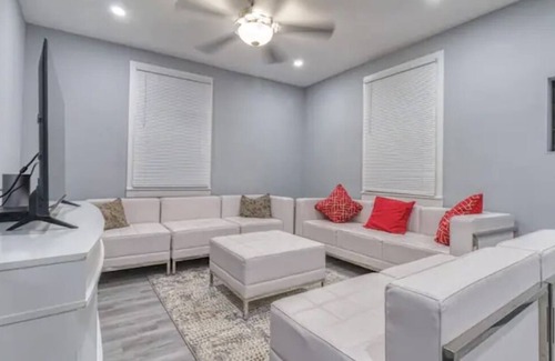 Wood Dale House | Immaculate 3 Bedroom 2 Bath house near Ohare!