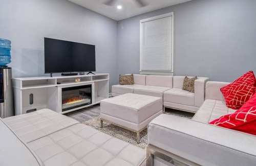 Wood Dale House | Immaculate 3 Bedroom 2 Bath house near Ohare!