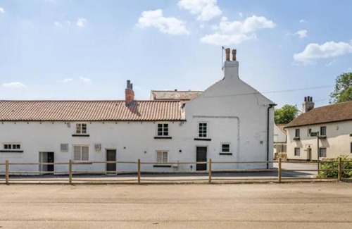 Kirk Sandall Cottage | Immaculate 6-bed Ivy House