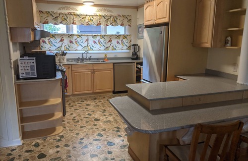 Olympia Condo | Immaculate and many extras in "pleasantville" neighborhood